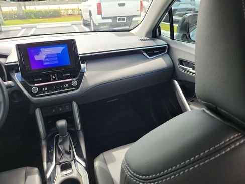 Used 2025 Toyota Corolla Cross XLE w/ Convenience Package image 17