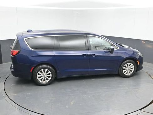 Used 2017 Chrysler Pacifica Touring w/ Tire & Wheel Group FWD image 42