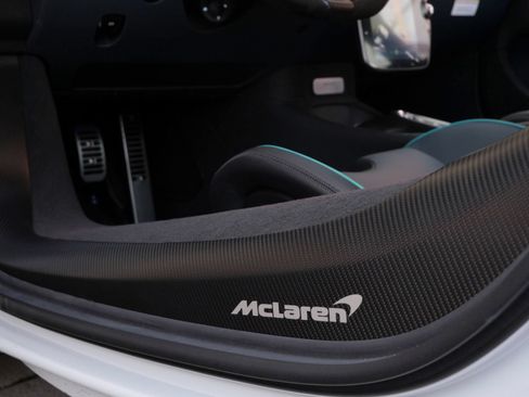 Used 2024 McLaren Artura RWD image 19