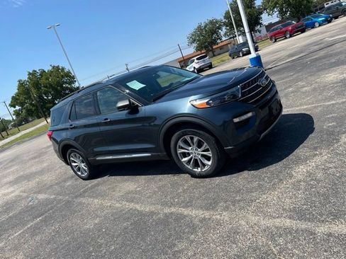 Used 2022 Ford Explorer XLT w/ Equipment Group 202A image 3