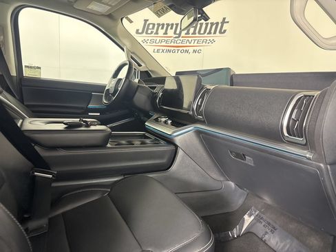 Used 2025 Ford Expedition Platinum AWD/4WD image 30