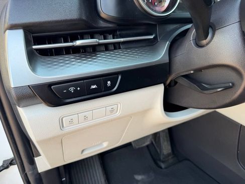 Used 2022 Kia Carnival LX FWD image 11