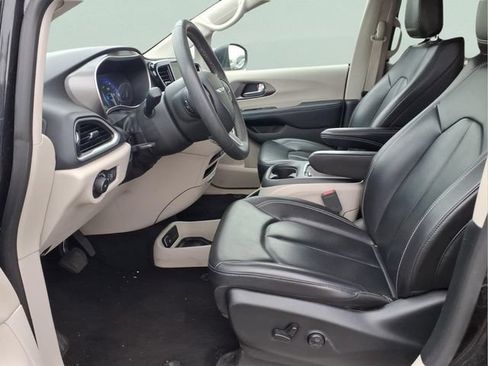 Used 2023 Chrysler Pacifica Touring-L FWD image 19