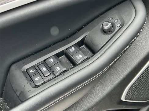 Used 2023 Jeep Grand Cherokee L Limited w/ Luxury Tech Group II image 17