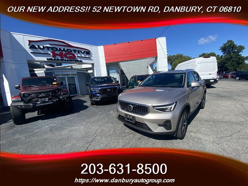 Used 2024 Volvo XC40 B5 Plus AWD/4WD image 1