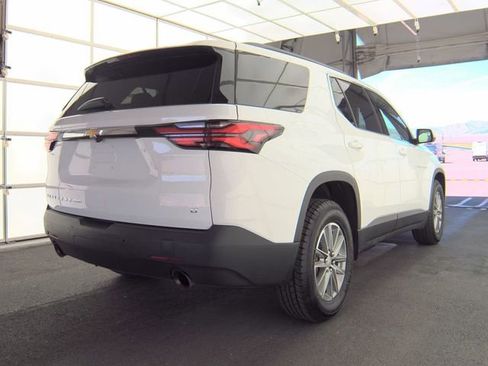 Used 2023 Chevrolet Traverse LT image 3