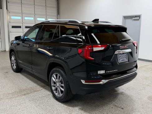Used 2024 GMC Terrain SLT image 2