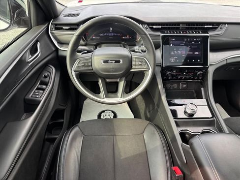 Used 2023 Jeep Grand Cherokee Altitude AWD/4WD image 3