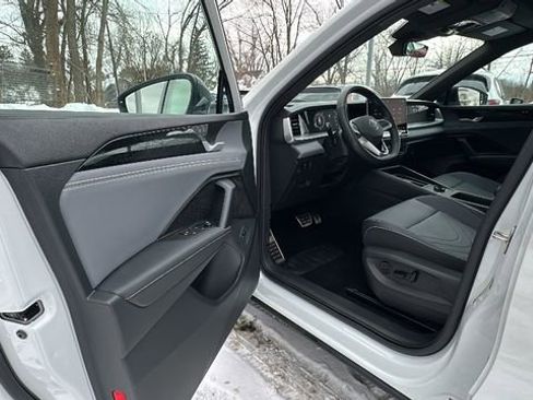 Used 2025 Volkswagen Tiguan SE R-Line image 30