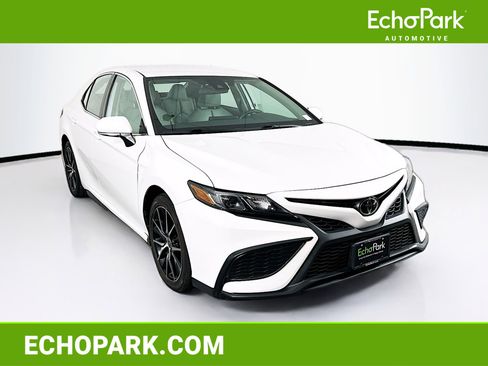 Used 2022 Toyota Camry SE image 1