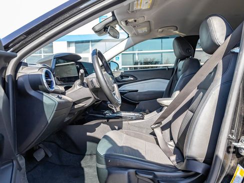 Used 2024 Chevrolet Trax LT w/ LT Convenience Package FWD image 7