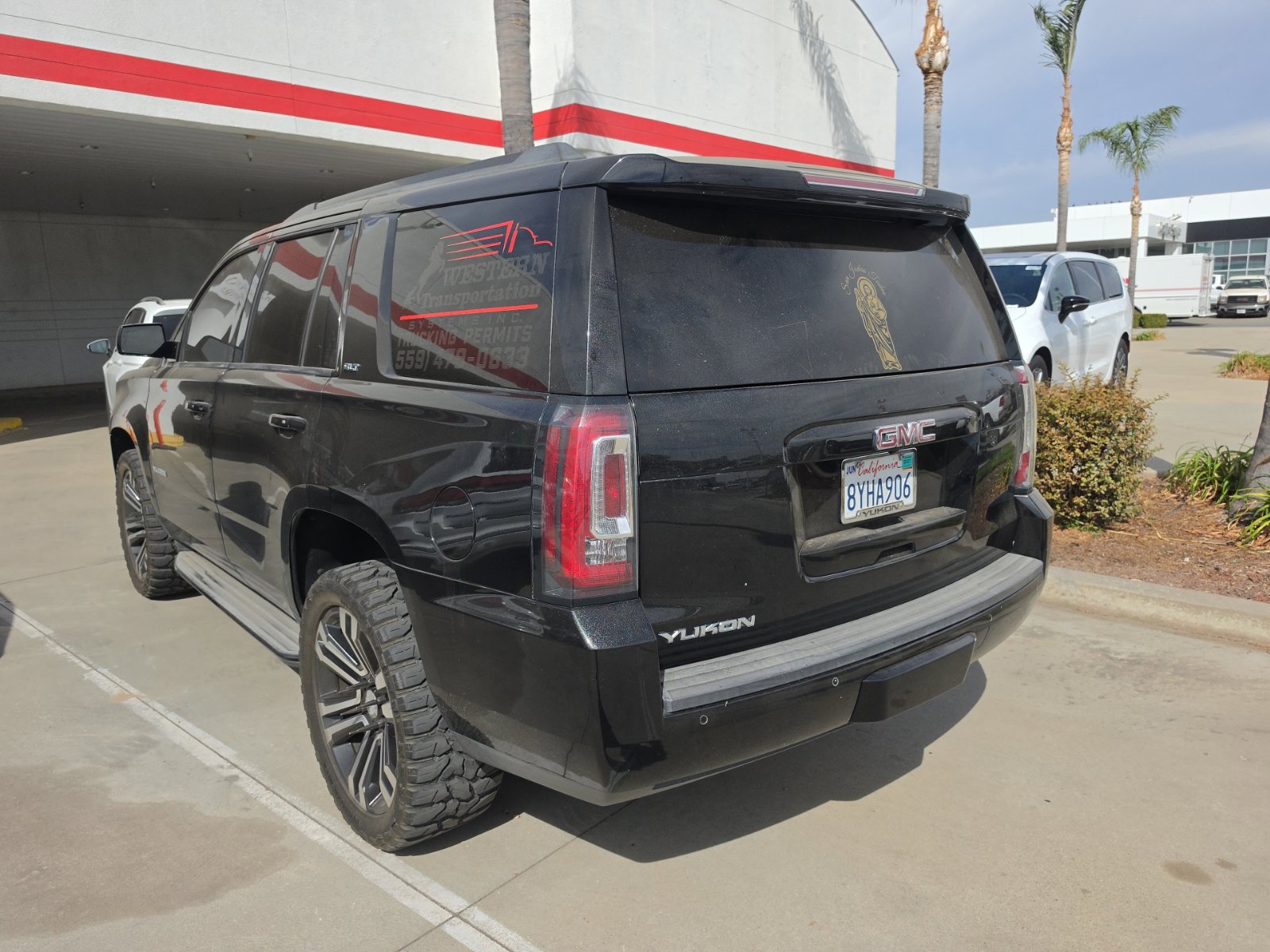 Used 2019 GMC Yukon SLT w/ Graphite Edition AWD/4WD image 4