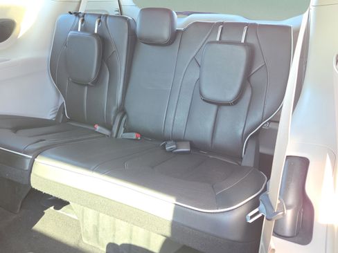 Used 2022 Chrysler Pacifica Limited w/ Uconnect Theater Family Group image 26