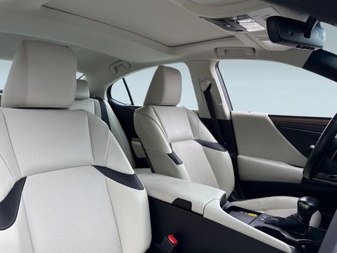 Used 2025 Lexus ES 300h w/ Premium Package FWD image 32