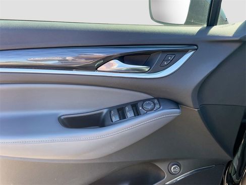 Used 2023 Buick Enclave Essence image 6