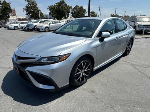 Used 2023 Toyota Camry SE FWD image 3