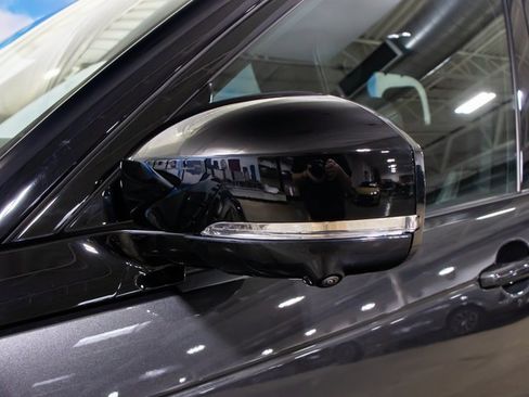 Certified 2025 Land Rover Discovery Dynamic SE image 10