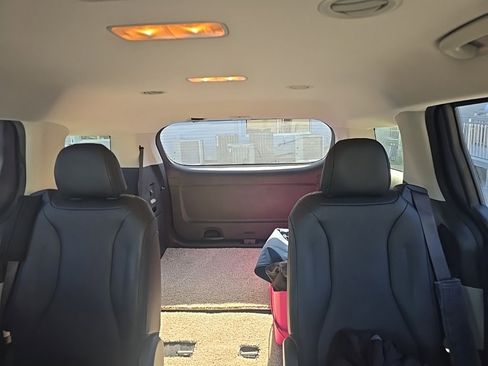 Used 2023 Kia Carnival LX image 12