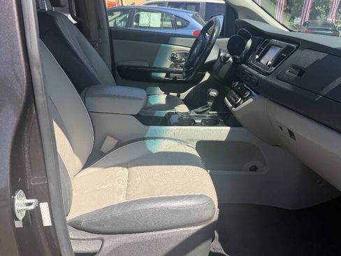 Used 2017 Kia Sedona EX FWD image 5