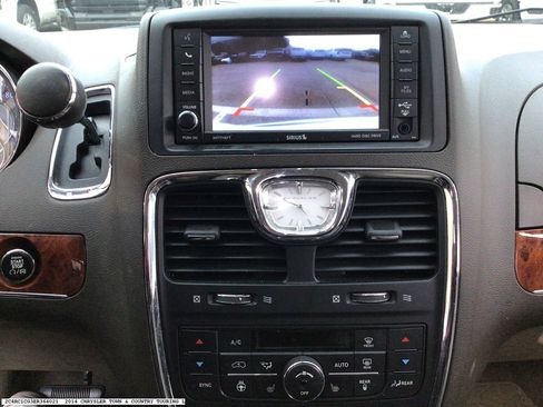 Used 2014 Chrysler Town & Country Touring-L w/ Driver Convenience Group image 9