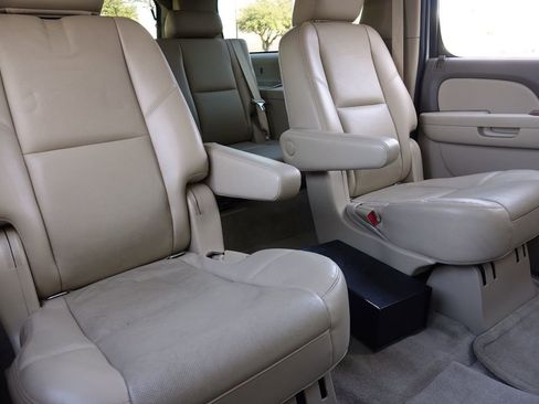 Used 2014 Chevrolet Suburban LTZ image 11