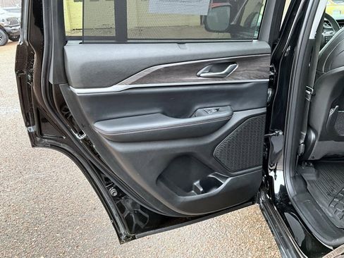 Used 2024 Jeep Grand Cherokee Limited w/ Luxury Tech Group II image 21