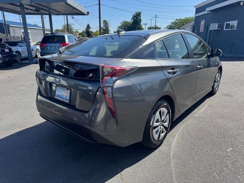Used 2018 Toyota Prius Three image 5