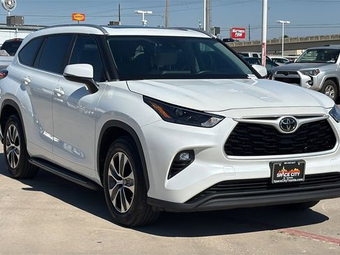 Certified 2023 Toyota Highlander XLE image 7