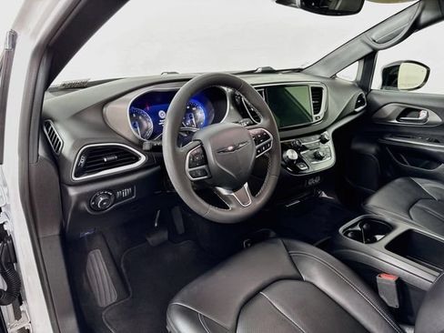 Used 2025 Chrysler Pacifica Select FWD image 9
