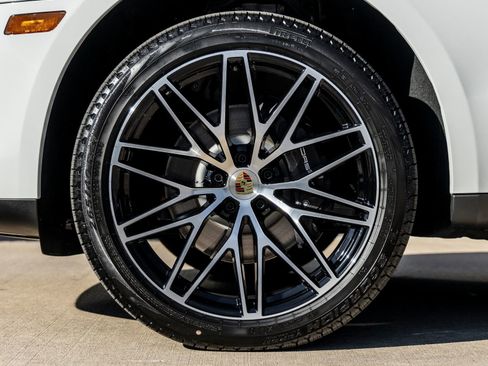 Certified 2026 Porsche Macan AWD/4WD image 15