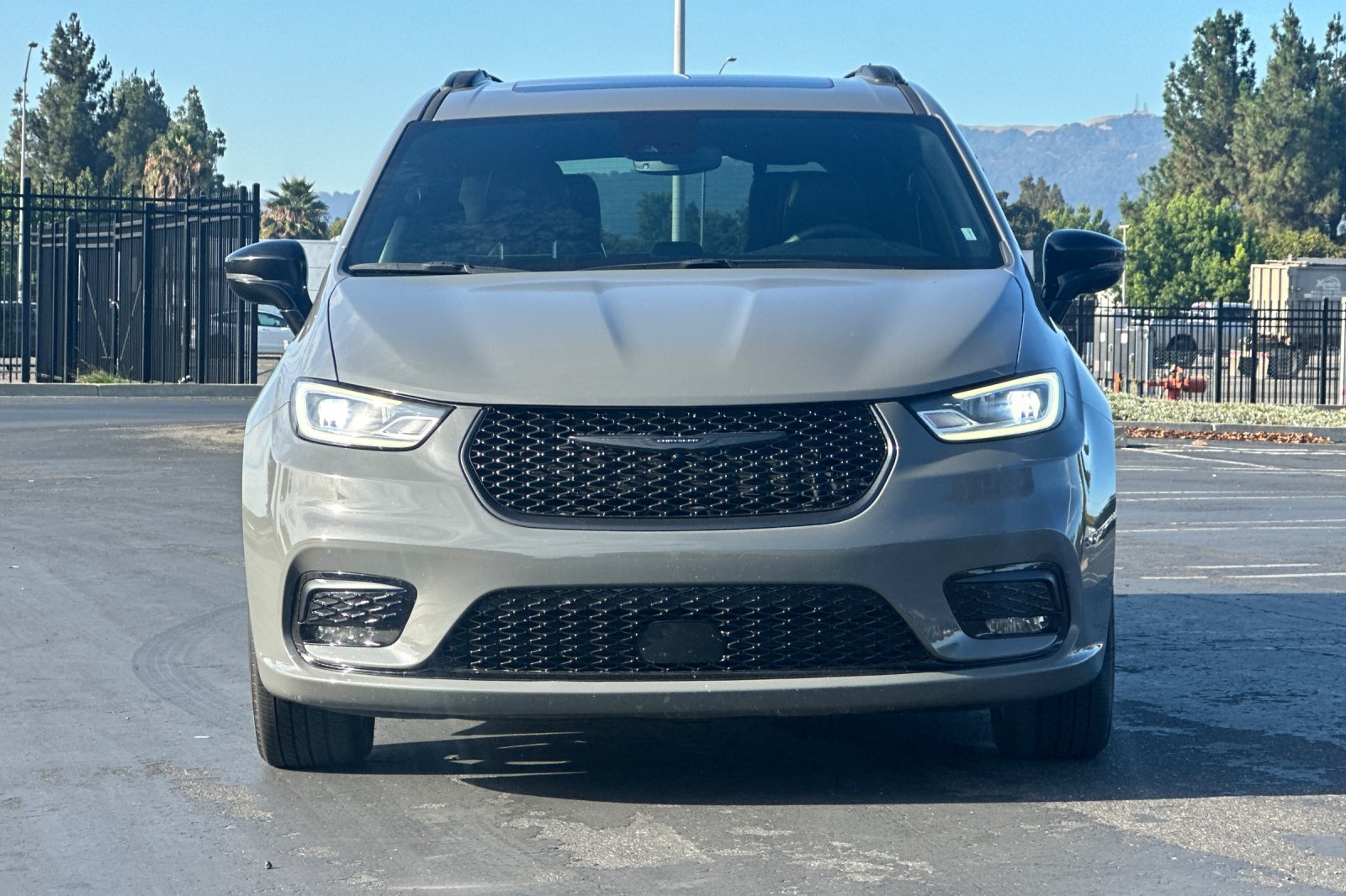 Used 2025 Chrysler Pacifica Limited FWD image 9