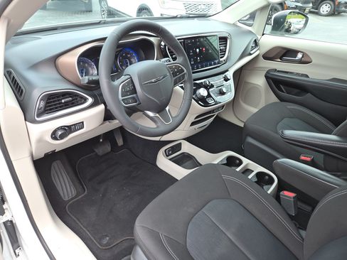 Certified 2022 Chrysler Voyager LX FWD image 16
