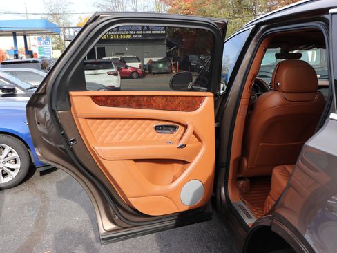 Used 2017 Bentley Bentayga image 31