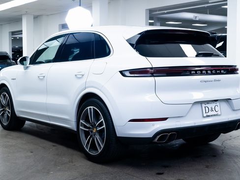 Used 2024 Porsche Cayenne Turbo image 4