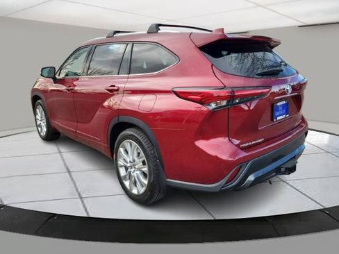 Used 2021 Toyota Highlander Limited image 3