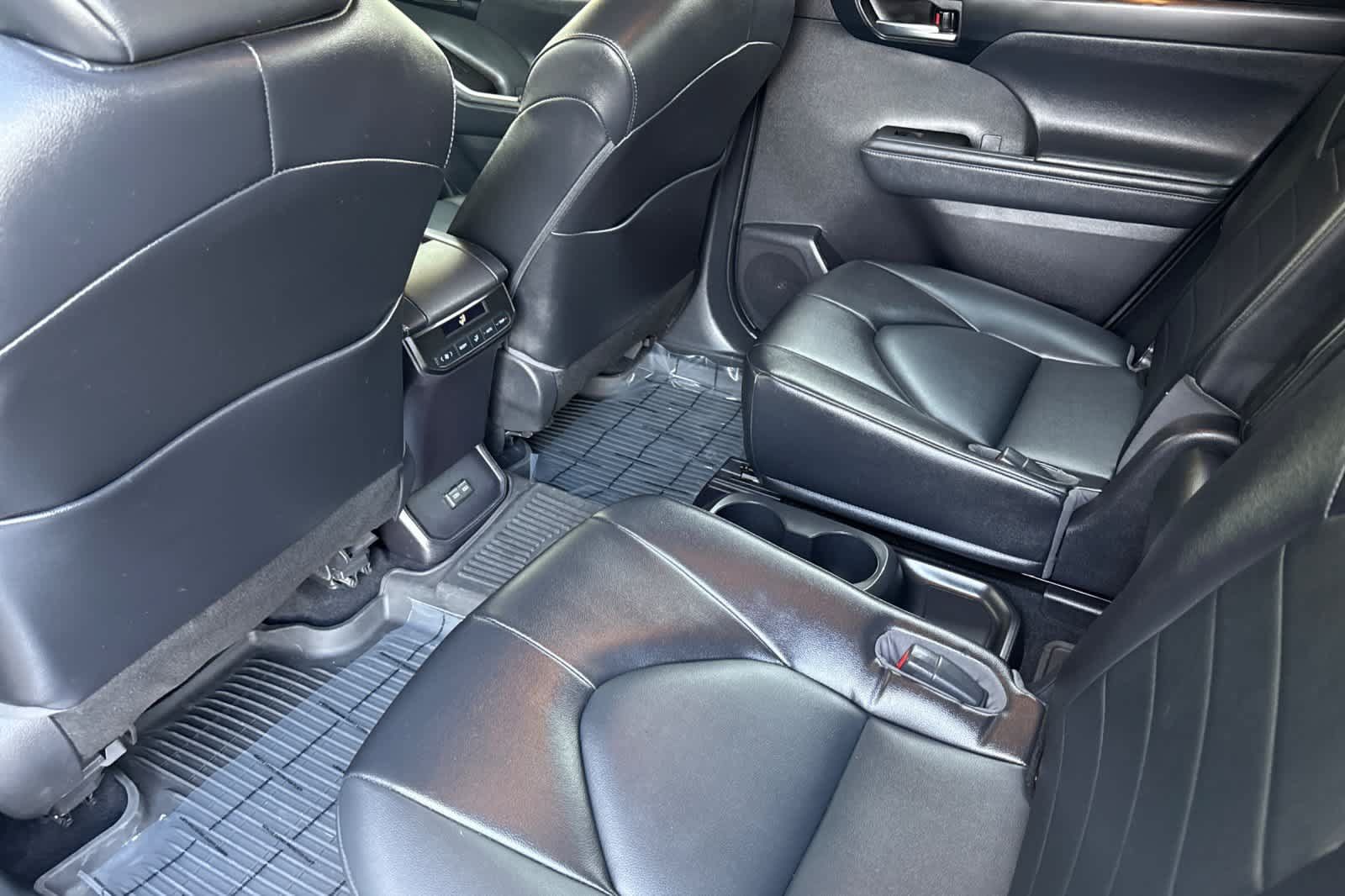 Used 2022 Toyota Highlander XLE AWD/4WD image 4