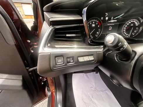 Used 2022 Cadillac XT5 Premium Luxury w/ Technology Package AWD/4WD image 11