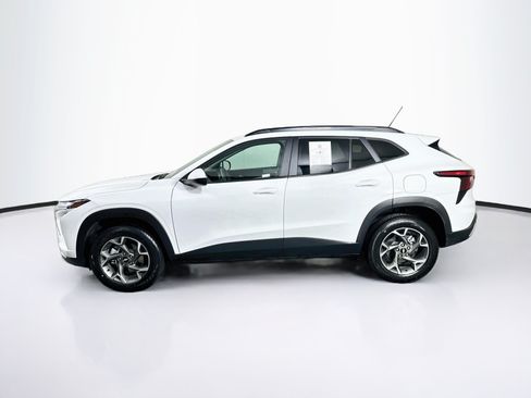 Used 2025 Chevrolet Trax LT FWD image 4