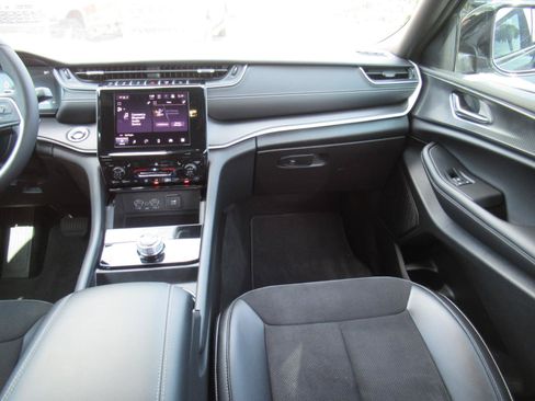 Used 2025 Jeep Grand Cherokee L Laredo RWD image 15