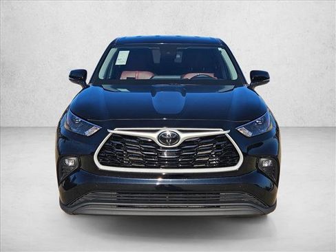 Used 2023 Toyota Highlander LE FWD image 2