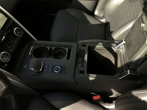 Used 2024 Land Rover Discovery S image 13