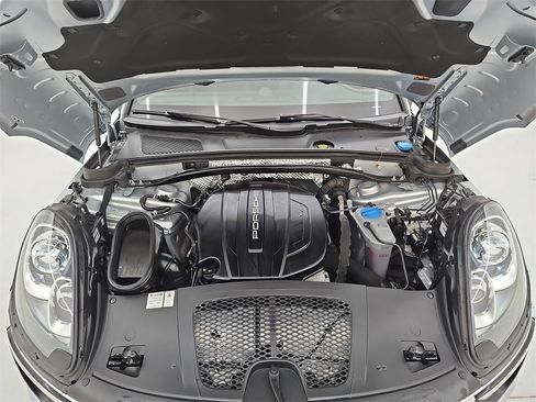 Used 2018 Porsche Macan image 45