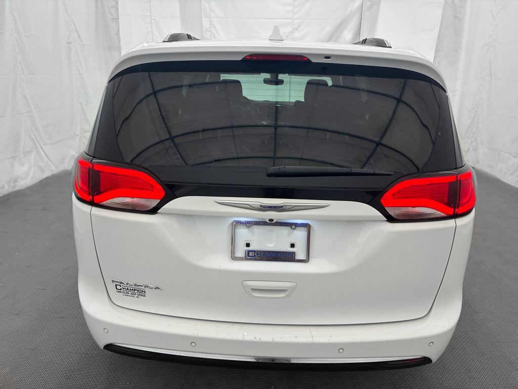Used 2020 Chrysler Pacifica Touring-L FWD image 5