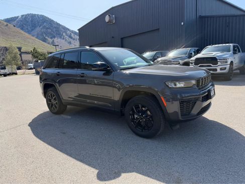New 2026 Jeep Grand Cherokee Altitude image 5