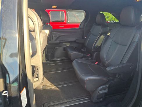 Used 2023 Toyota Sienna XSE FWD image 8