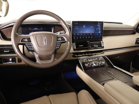 Used 2022 Lincoln Navigator Reserve image 2