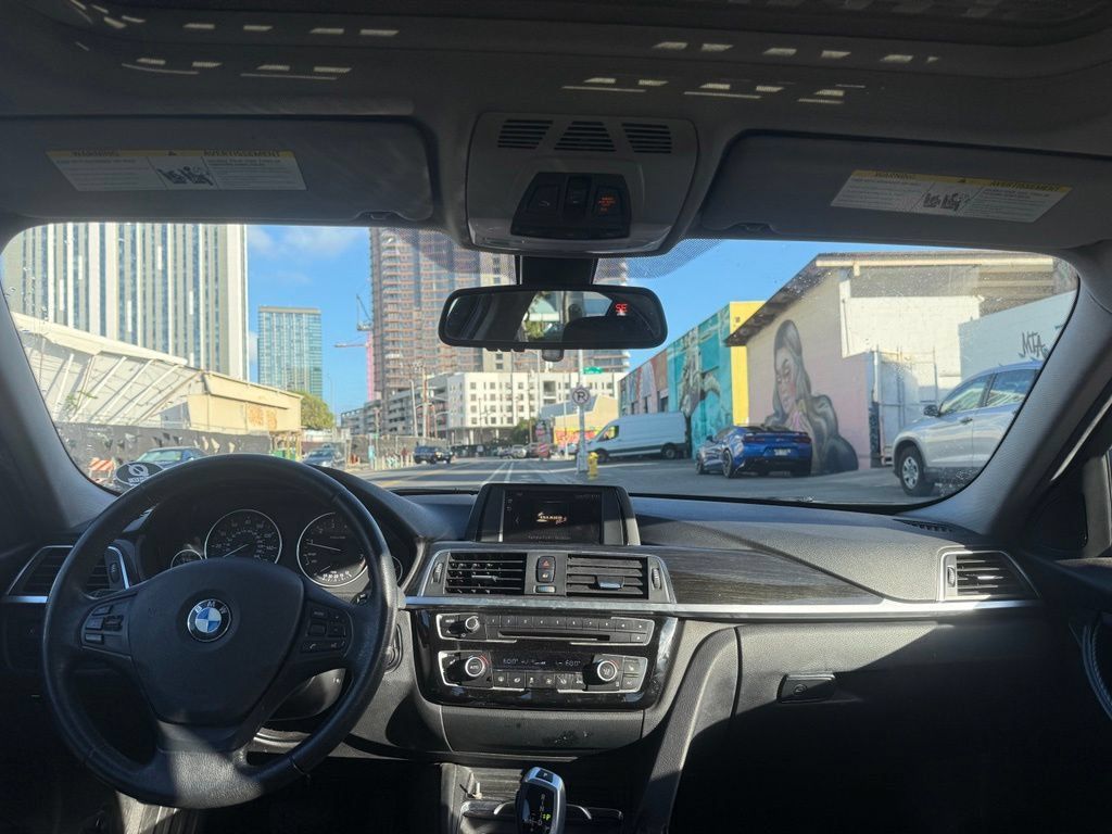 Used 2018 BMW 320i Sedan RWD image 17
