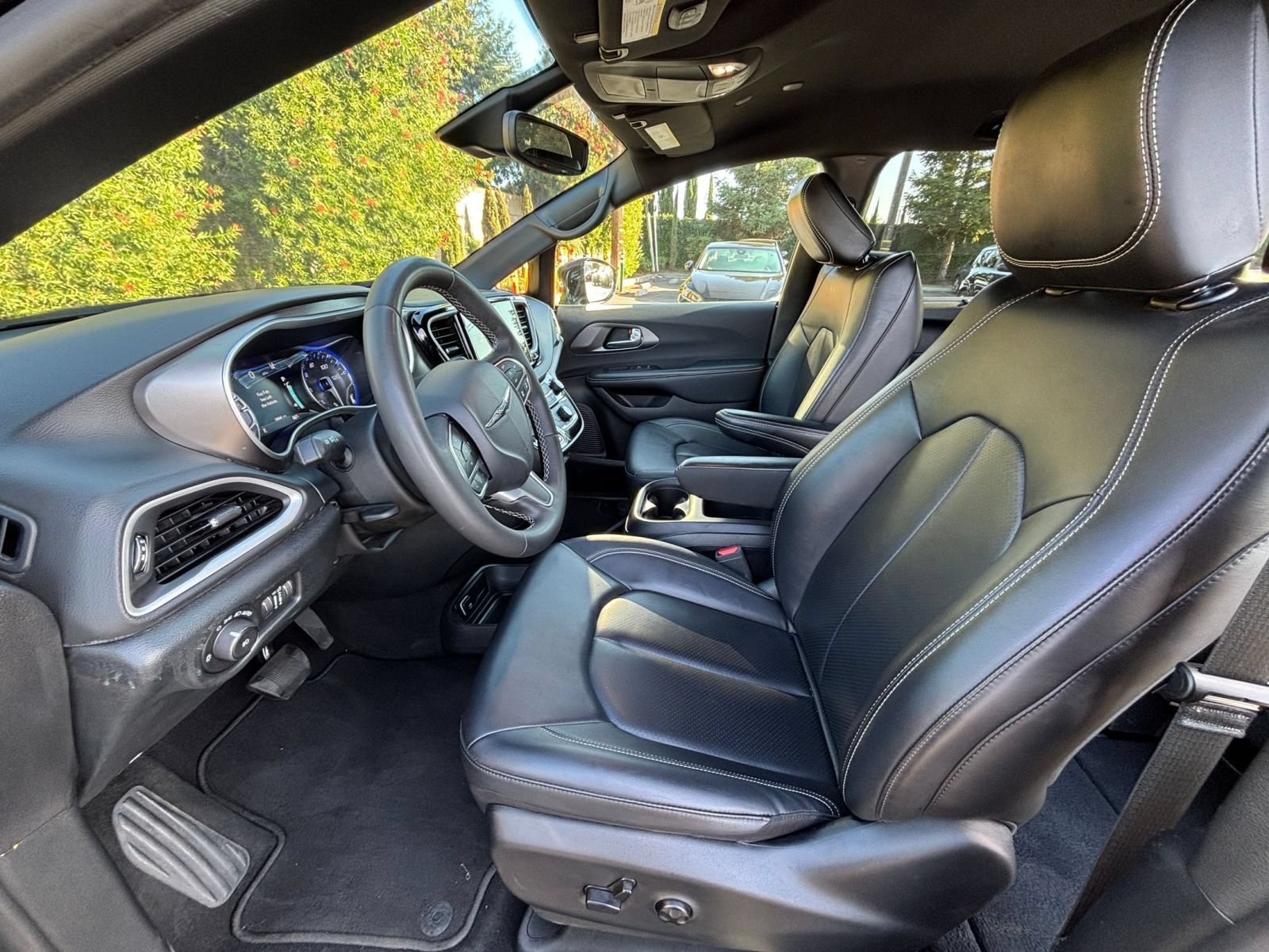 Used 2025 Chrysler Pacifica Select FWD image 28