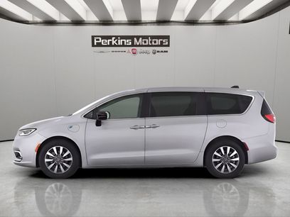Used 2025 Chrysler Pacifica Select