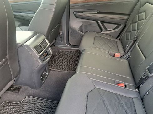 Used 2025 Volkswagen Atlas SE image 24